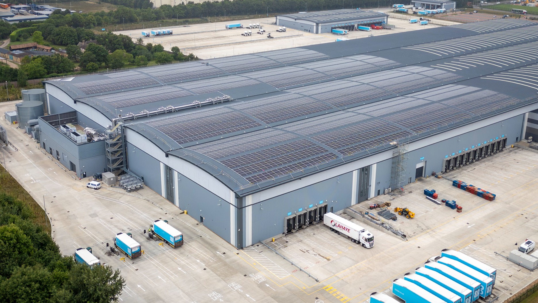 Centro de distribución retail con solar